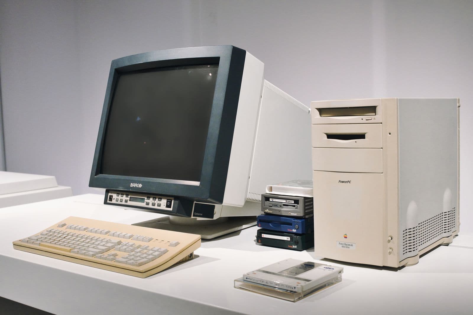 Arbeitsplatz aus den 1990er-Jahren: Röhrenmonitor, beiger Rechner, Tastatur und Wechseldatenträger
